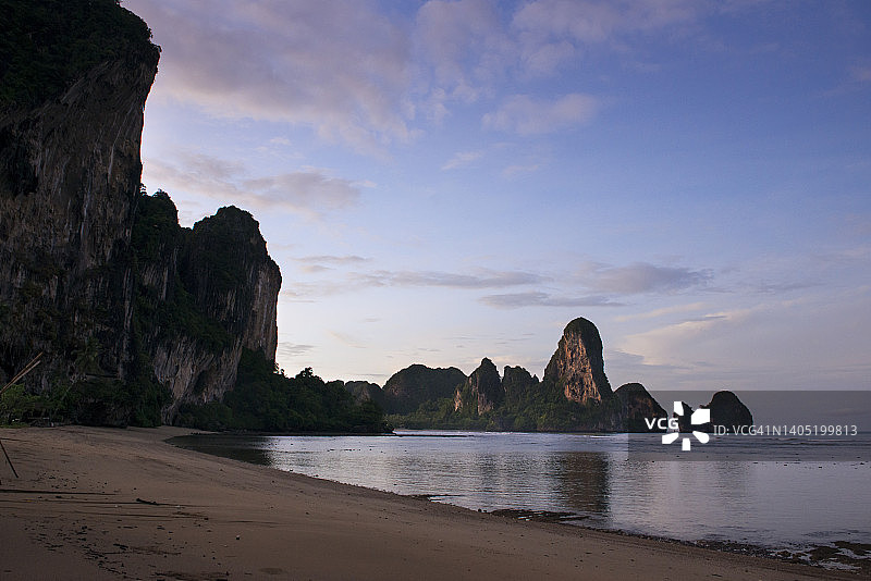 泰国甲米通赛和莱利海滩的黎明景色，石灰岩悬崖图片素材