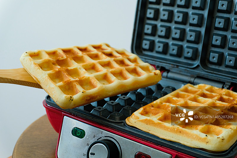 女人或女孩享用新鲜出炉的华夫饼图片素材