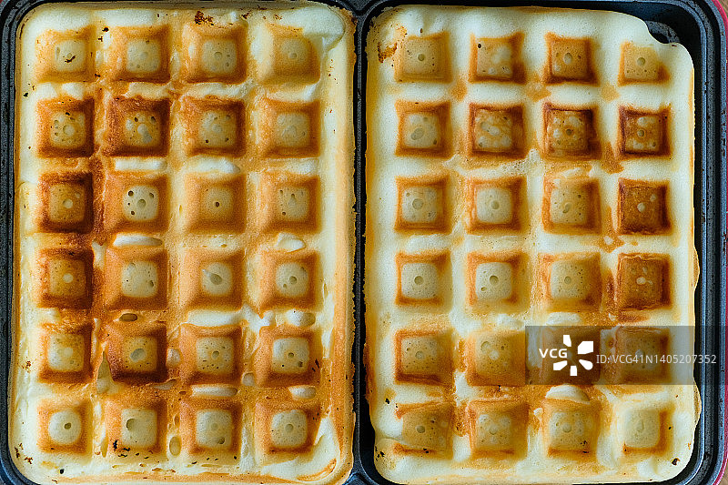 刚做好的华夫饼，还在华夫饼机里图片素材