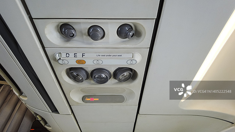 客机上的顶置面板图片素材