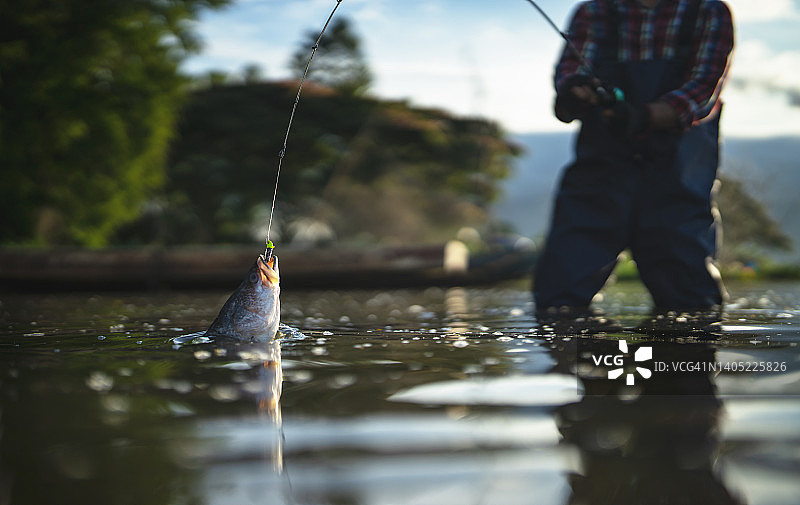 湖边垂钓图片素材