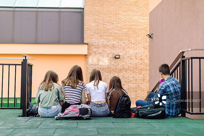 在学校操场上的学生图片素材
