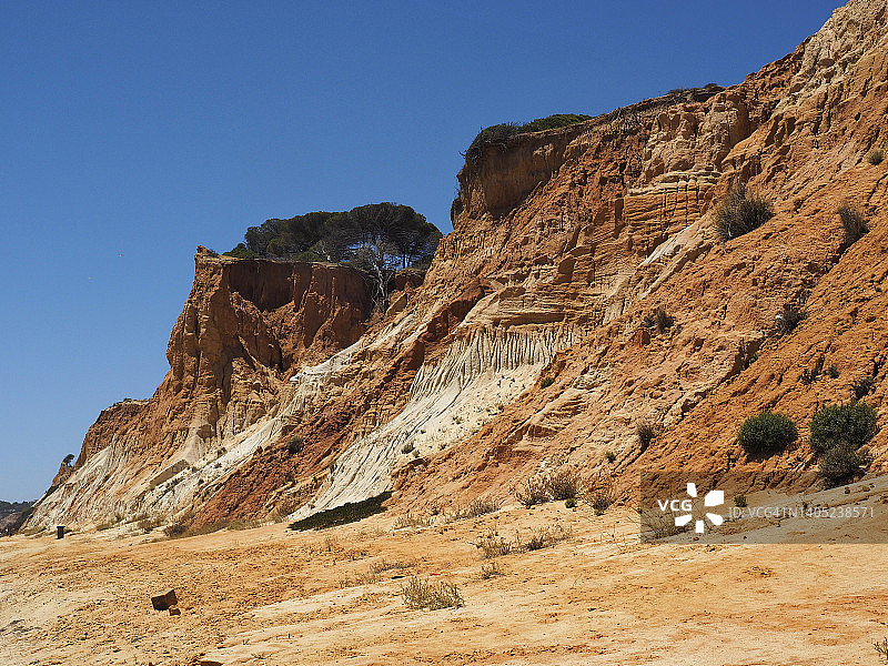 葡萄牙阿尔加维阿尔布费拉的法莱西亚海滩石灰岩悬崖图片素材