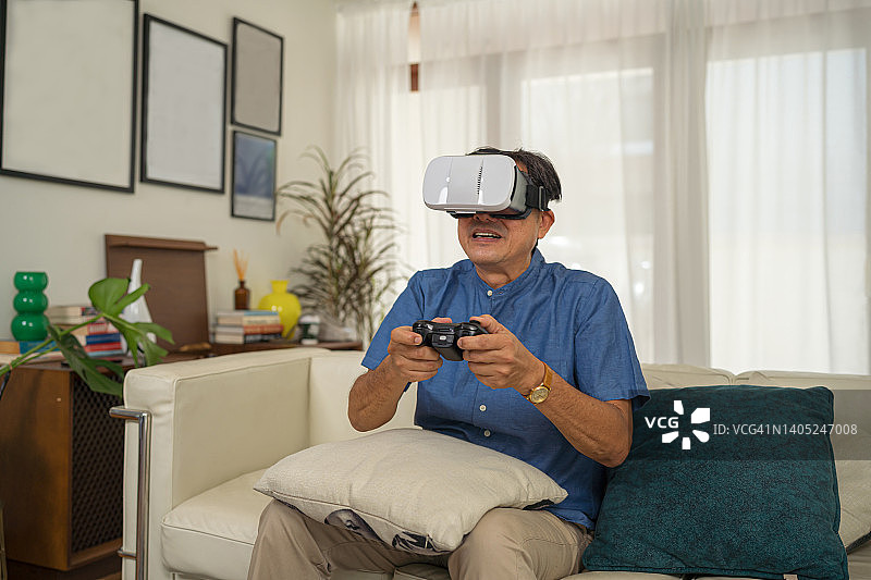 戴VR眼镜玩3D游戏的老年男人图片素材