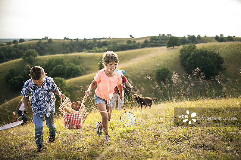 全家去野餐爬山的照片图片素材