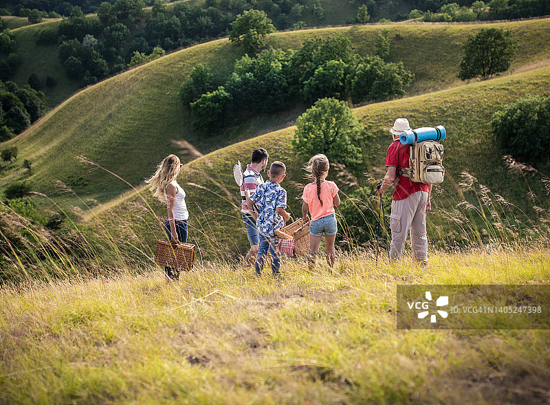 全家去野餐爬山的照片图片素材