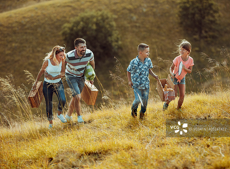 全家去野餐爬山的照片图片素材