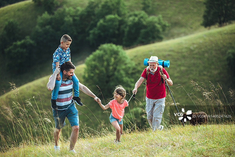 全家去野餐爬山的照片图片素材