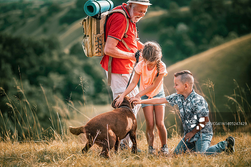 全家去野餐爬山的照片图片素材