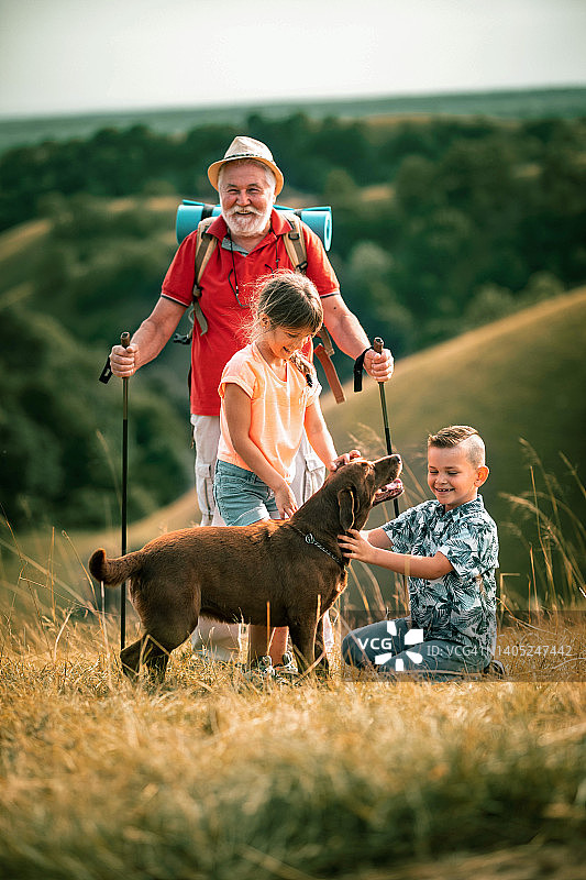 全家去野餐爬山的照片图片素材