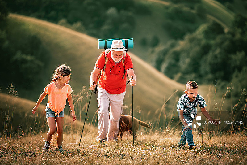 全家去野餐爬山的照片图片素材