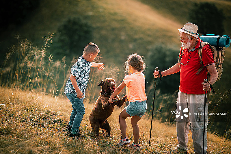 全家去野餐爬山的照片图片素材