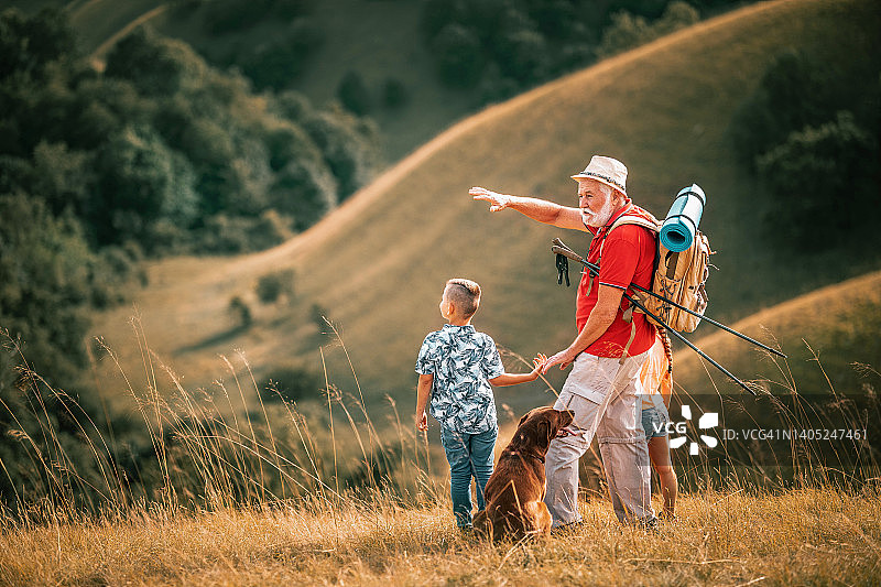 全家去野餐爬山的照片图片素材