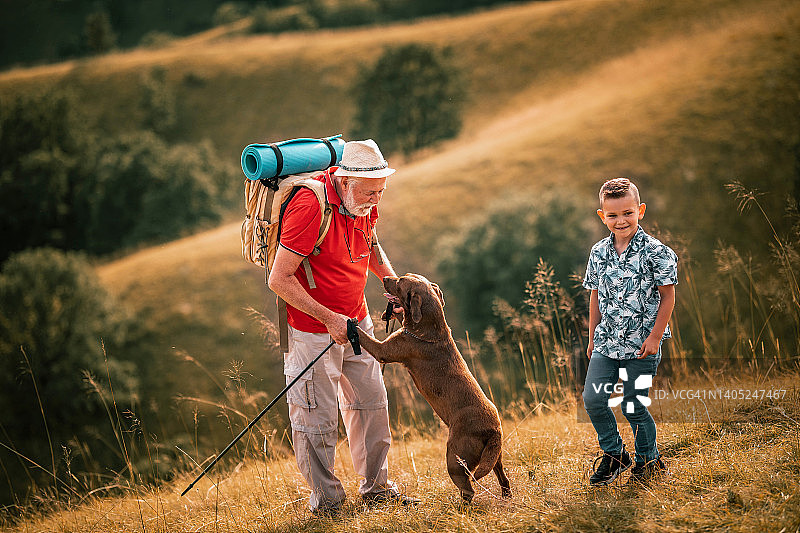 全家去野餐爬山的照片图片素材