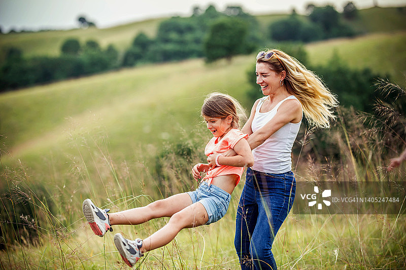 全家去野餐爬山的照片图片素材