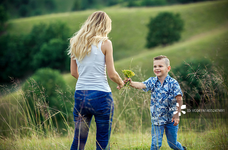 全家去野餐爬山的照片图片素材