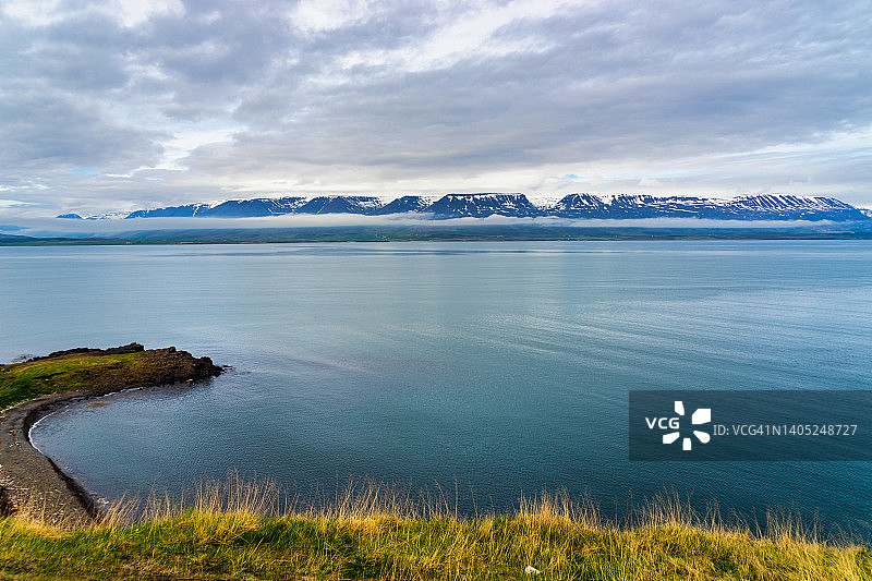 俯瞰Eyjafjordur峡湾，远眺阿库雷里和雄伟山脉图片素材