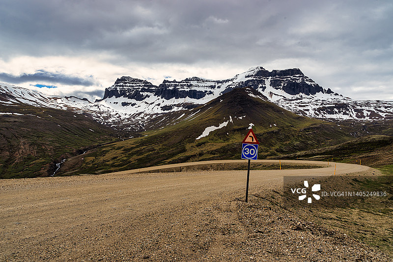 从博卡格尔济到埃伊尔斯塔dir的道路（94号）在某些路段不好行驶，但风景优美。图片素材