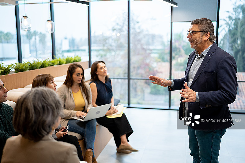 商人在会议室进行演示图片素材