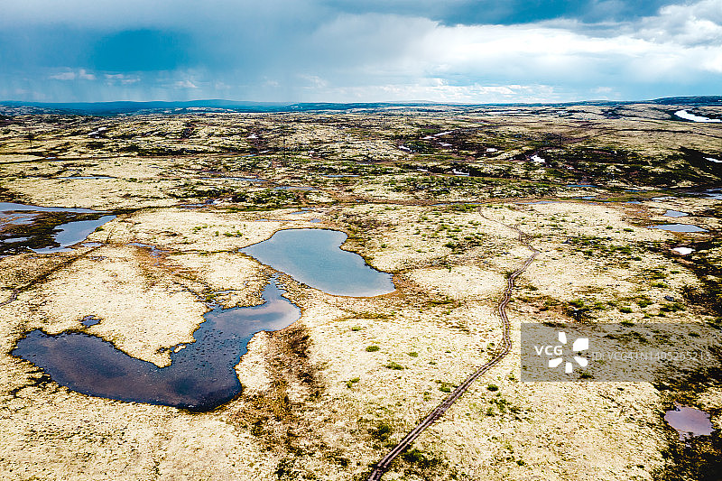 俄罗斯摩尔曼斯克地区夏季北极景观鸟瞰图，冻土带顶部景观图片素材