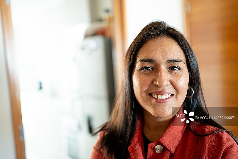 居家女子肖像图片素材