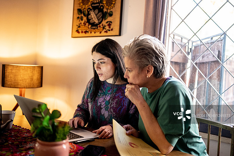 母女在家使用笔记本电脑图片素材