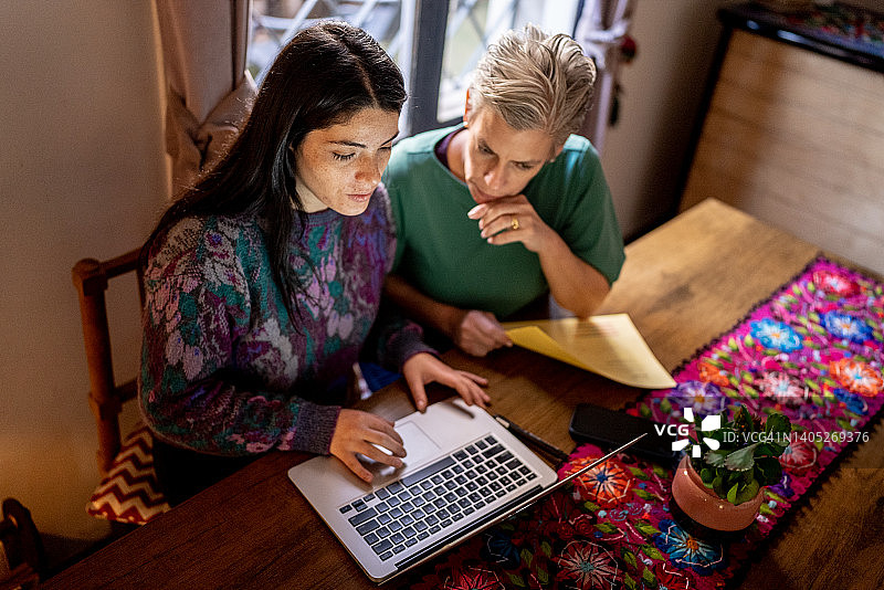 母女在家使用笔记本电脑图片素材