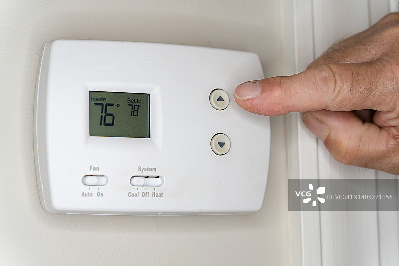 调节空调温度来省钱图片素材