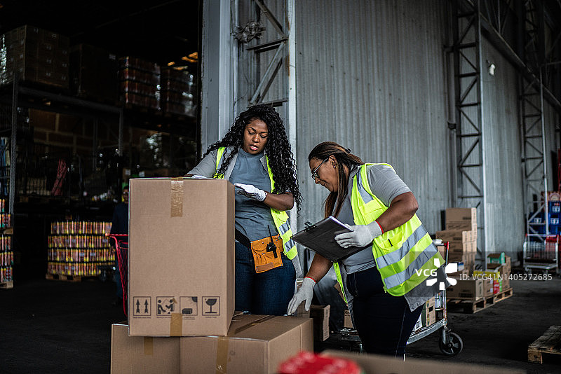 仓库工人检查待交付的箱子图片素材