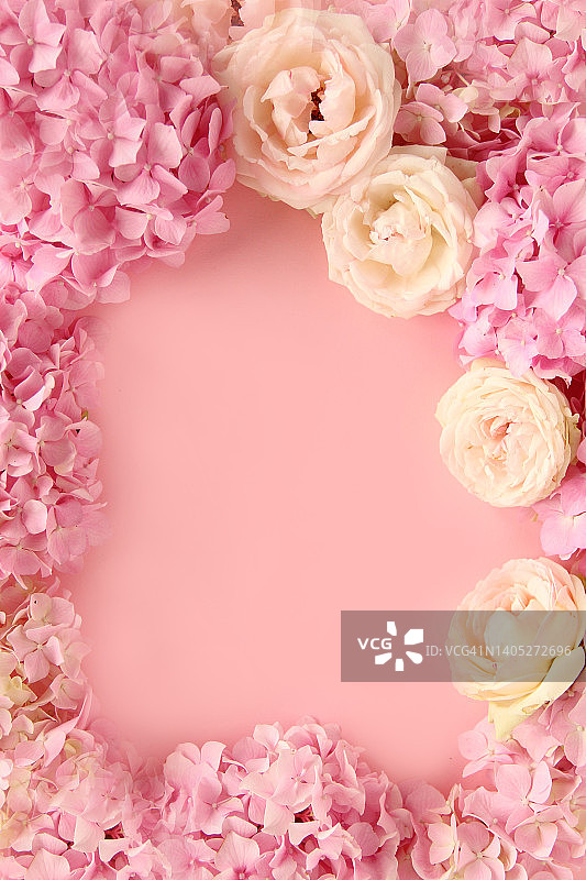 粉色背景上的花朵平铺时尚风图片素材