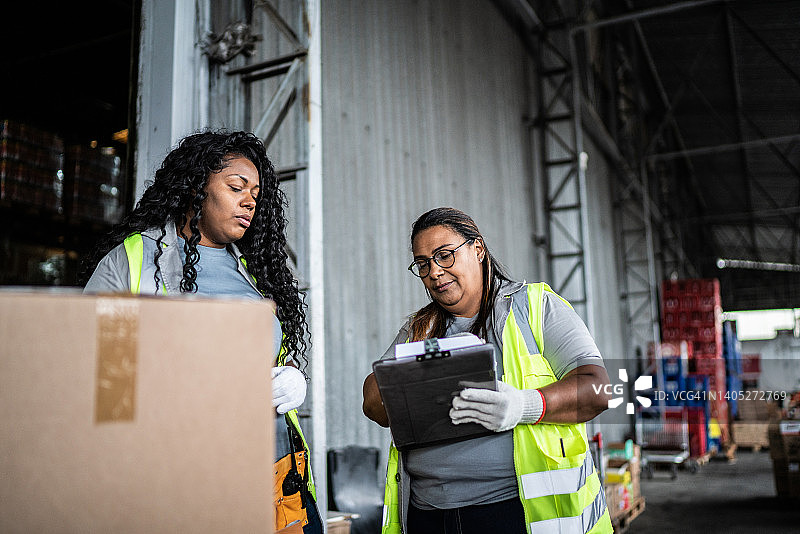 仓库工人检查待交付的箱子图片素材