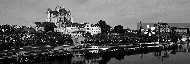 约讷河畔欧塞尔的教堂和修道院图片素材