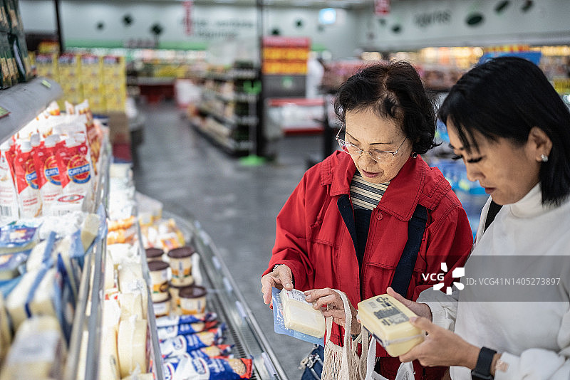 母女在超市里看奶制品图片素材