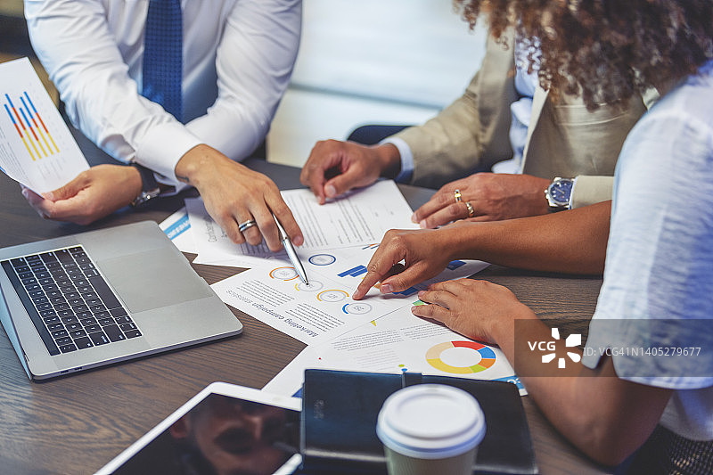 人们指向带有数据的图表的特写镜头图片素材