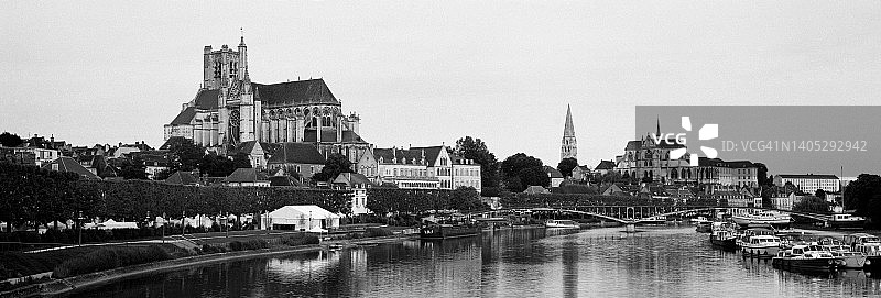 约讷河畔欧塞尔的教堂和修道院图片素材