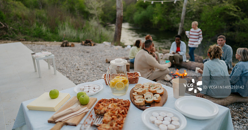 偏远地区的晚宴美食图片素材