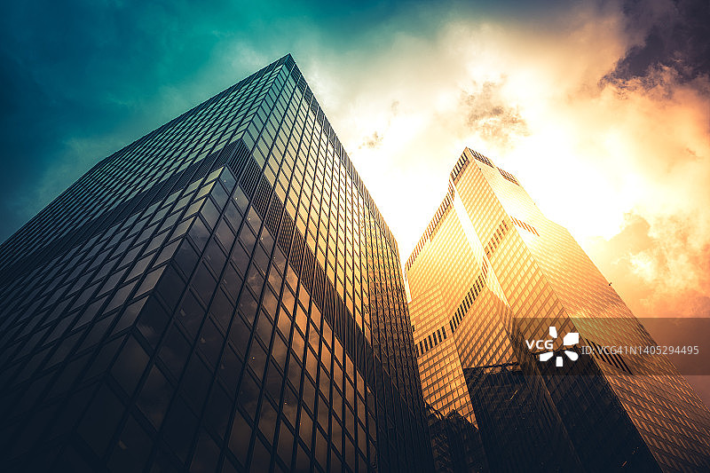 从地面仰望伦敦金融城的摩天大楼图片素材