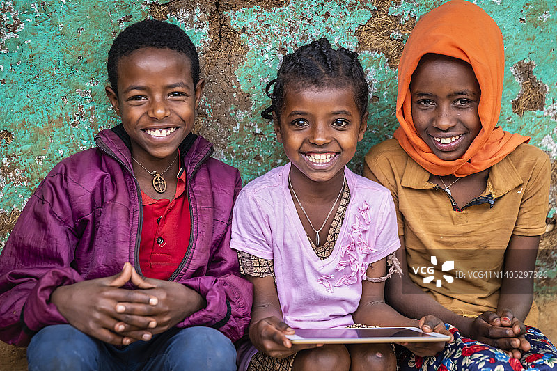 使用平板电脑的非洲儿童，东非图片素材