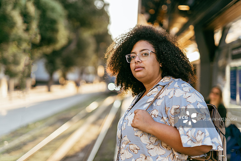 在城市火车月台上的女人图片素材