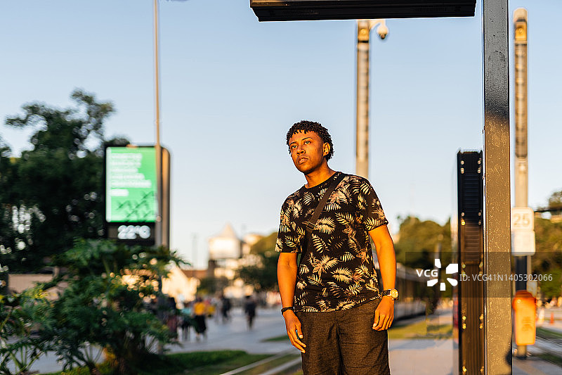 里约热内卢市中心火车站站台上的年轻男人图片素材