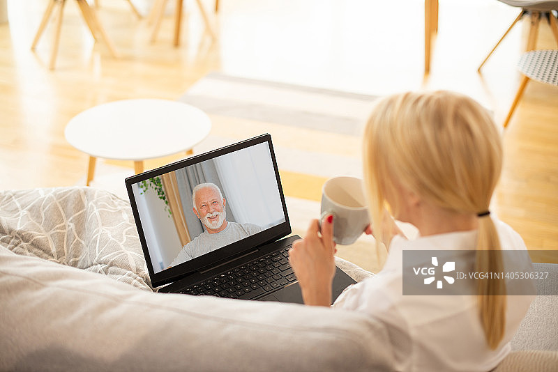 医生与老年患者进行视频通话图片素材