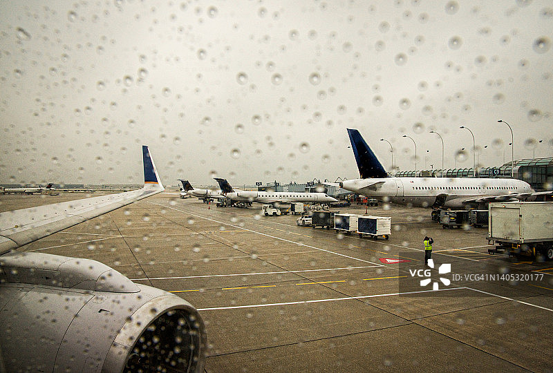 航站楼内的飞机图片素材