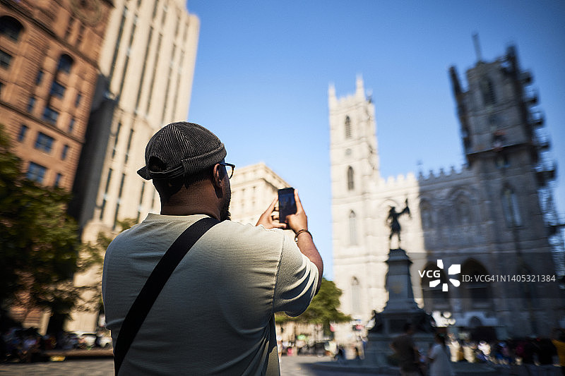 男人参观蒙特利尔圣母大教堂图片素材