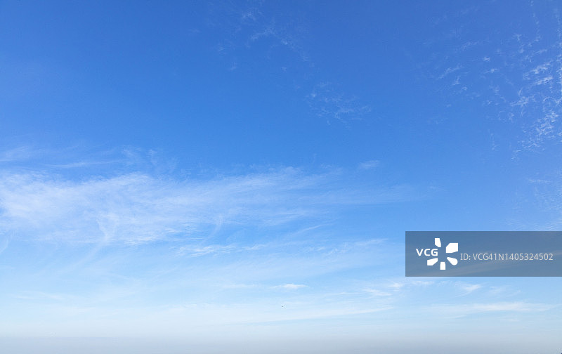 蓝色天空中的云彩图片素材