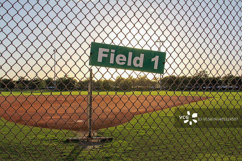空旷棒球场日落图片素材