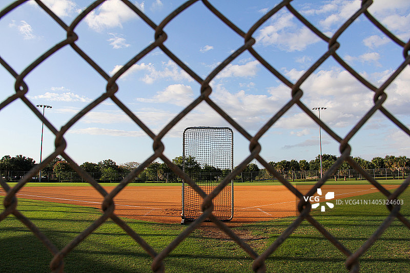 从棒球场本垒板后面看的视角图片素材