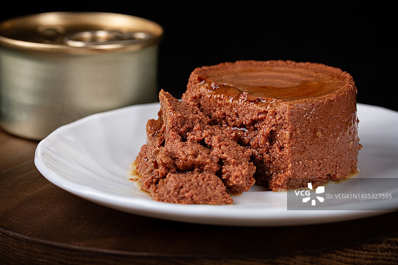 深色背景上的罐装软宠物食品图片素材