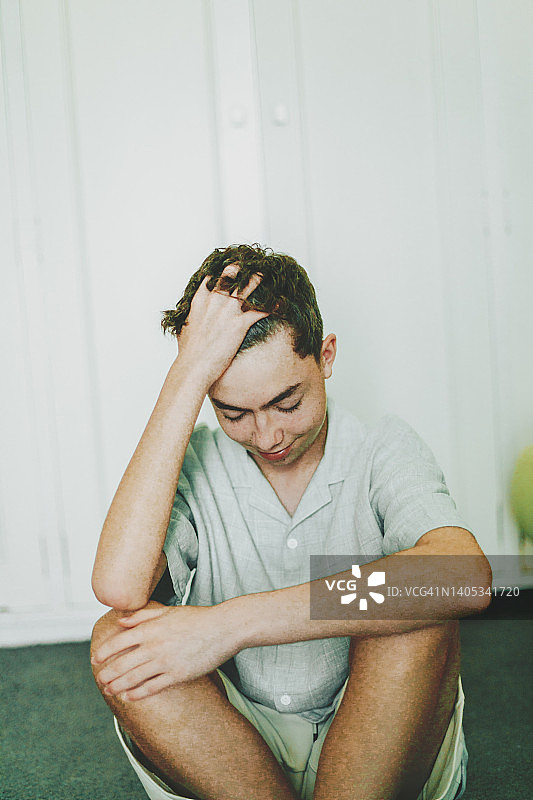 坐在卧室地板上焦虑的学生图片素材