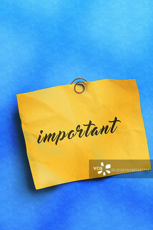 蓝色背景上的重要提示便签图片素材