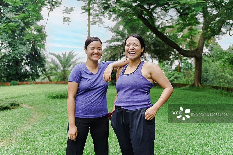 两名年轻印度女子微笑看着镜头的肖像照图片素材